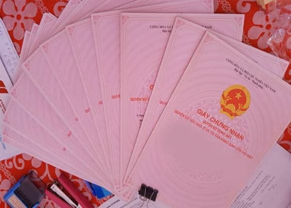 nguoi-dan-nen-lam-so-do-ngay-trong-nam-2025-se-duoc-huong-loi-lon-ai-khong-biet-chi-co-thiet (1).jpg0 Sổ đỏ, bảng giá đất mới, luật đất đai