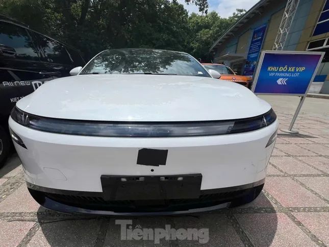 Logo Nissan bị che kín Các logo thương hiệu Nissan trên xe đều được bịt kín