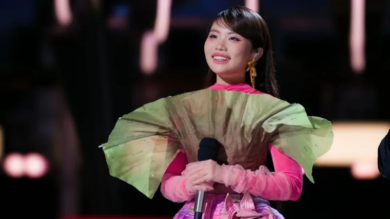 Phương Mỹ Chi trình diễn Bóng Phù Hoa Phương Mỹ Chi trình diễn Bóng Phù Hoa