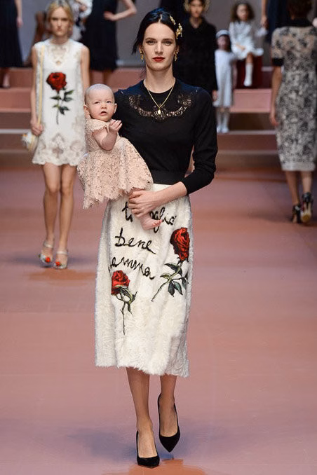 Ashleigh Good trong BST Dolce & Gabbana Người mẫu Ashleigh Good bế em bé trên tay trong BST của Dolce & Gabbana