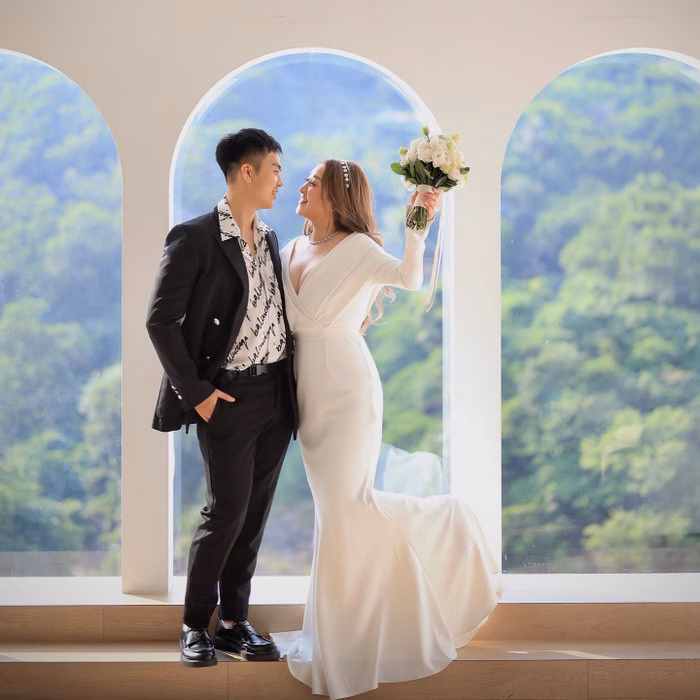 Ngũ Phú Kiều tặng quà Ngũ Phú Kiều tặng quà cho vợ.