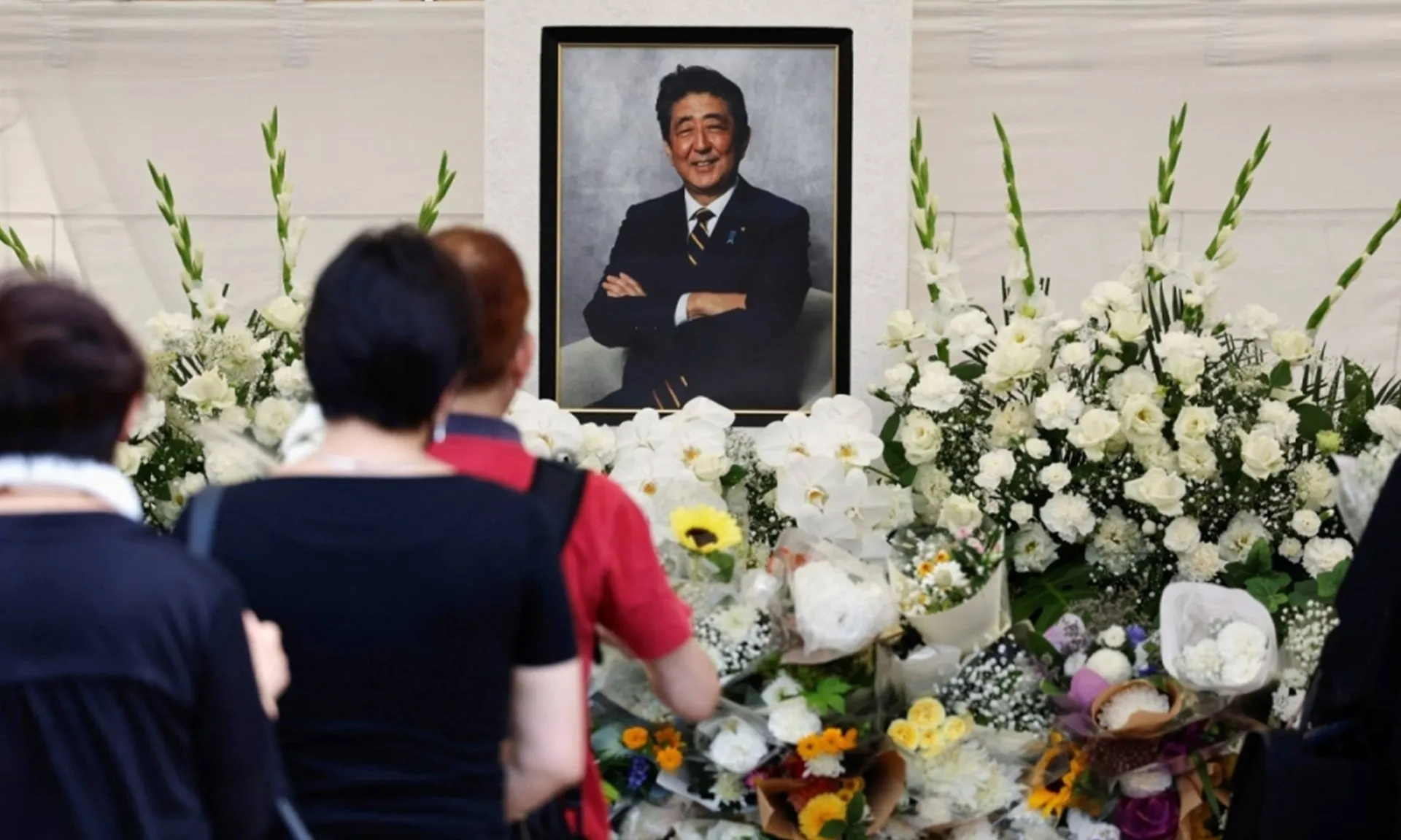 Người dân thương tiếc dâng hoa và cầu nguyện cho cựu Thủ tướng Shinzo Abe