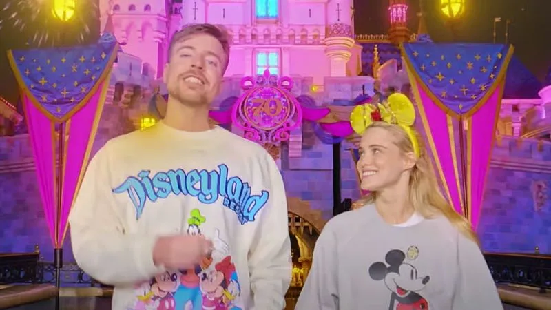 Đêm hẹn hò xa hoa của MrBeast và Thea Booysen MrBeast và Thea Booysen trong đêm hẹn hò tại Disneyland