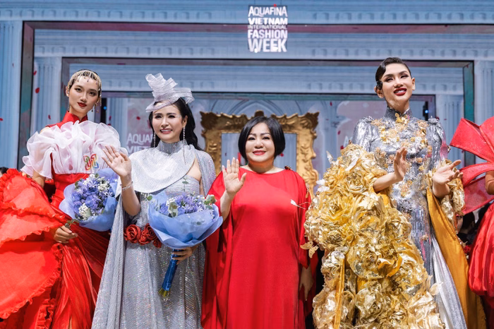 NTK Thanh Hương Bùi cùng First Face Quỳnh Anh, bà Trang Lê - Chủ tịch AVIFW2025 và Vedette Võ Hoàng Yến chào khán giả kết show