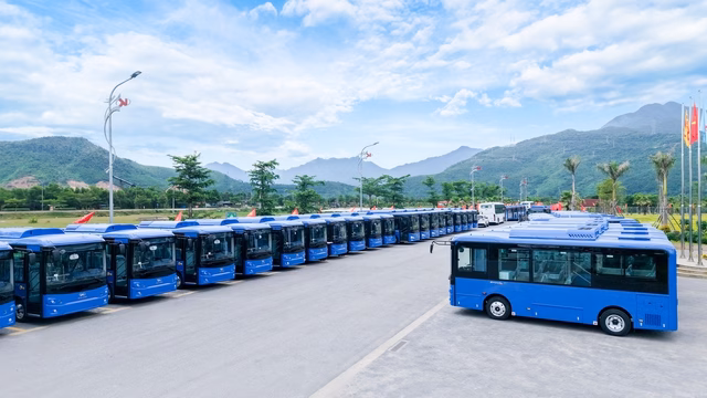Lô hàng trăm xe buýt công cộng Kim Long Motor vừa bàn giao cho đối tác vận hành Lô hàng trăm xe buýt công cộng Kim Long Motor vừa bàn giao cho đối tác vận hành