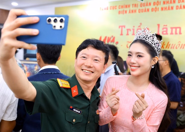 Á hậu Trần Ngọc Châu Anh rạng rỡ trong lễ khai mạc triển lãm ảnh Mưa đỏ Nhiều đại biểu, khán giả chụp hình cùng Á hậu 1 Hoa hậu Việt Nam 2024.