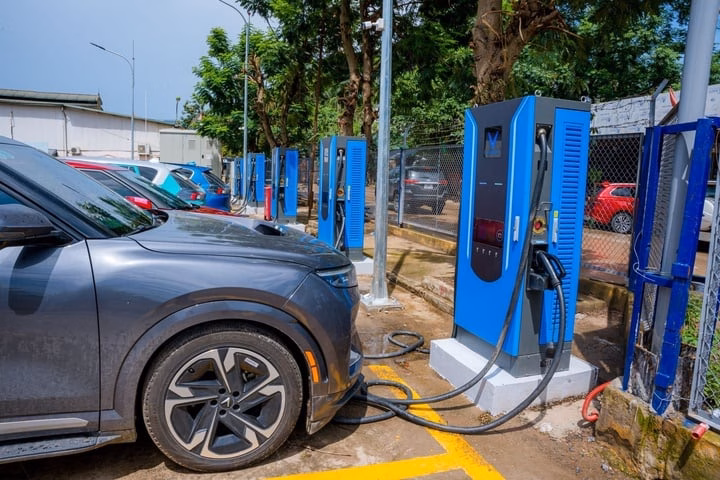 Trạm sạc quy mô lớn sử dụng trụ siêu nhanh Trạm sạc quy mô lớn sử dụng trụ siêu nhanh liên tục được V-Green và đối tác triển khai