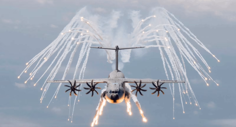 Airbus A400M thả pháo sáng phòng thủ và mồi bẫy trên không Airbus A400M thả pháo sáng phòng thủ và mồi bẫy trên không