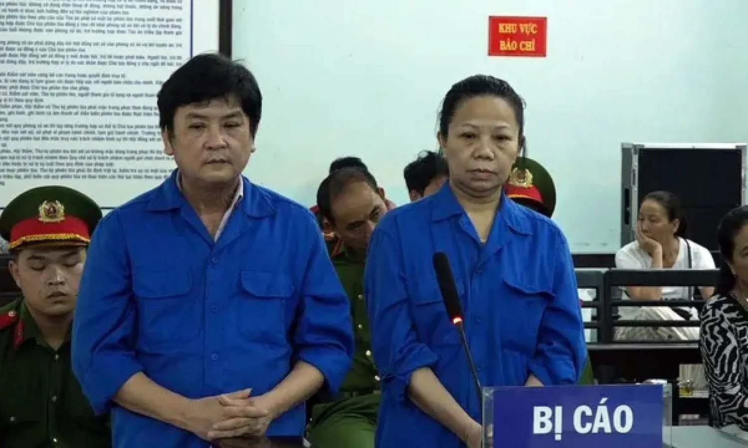 Vợ chồng chủ tiệm vàng tại tòa Vợ chồng chủ tiệm vàng tại tòa