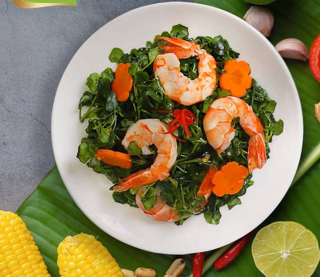 Tôm tươi được xào vừa đủ để giữ được độ săn chắc và hương vị tự nhiên, kết hợp cùng rau cải xoong tươi giòn và đậm đà vị cay từ bột ớt.