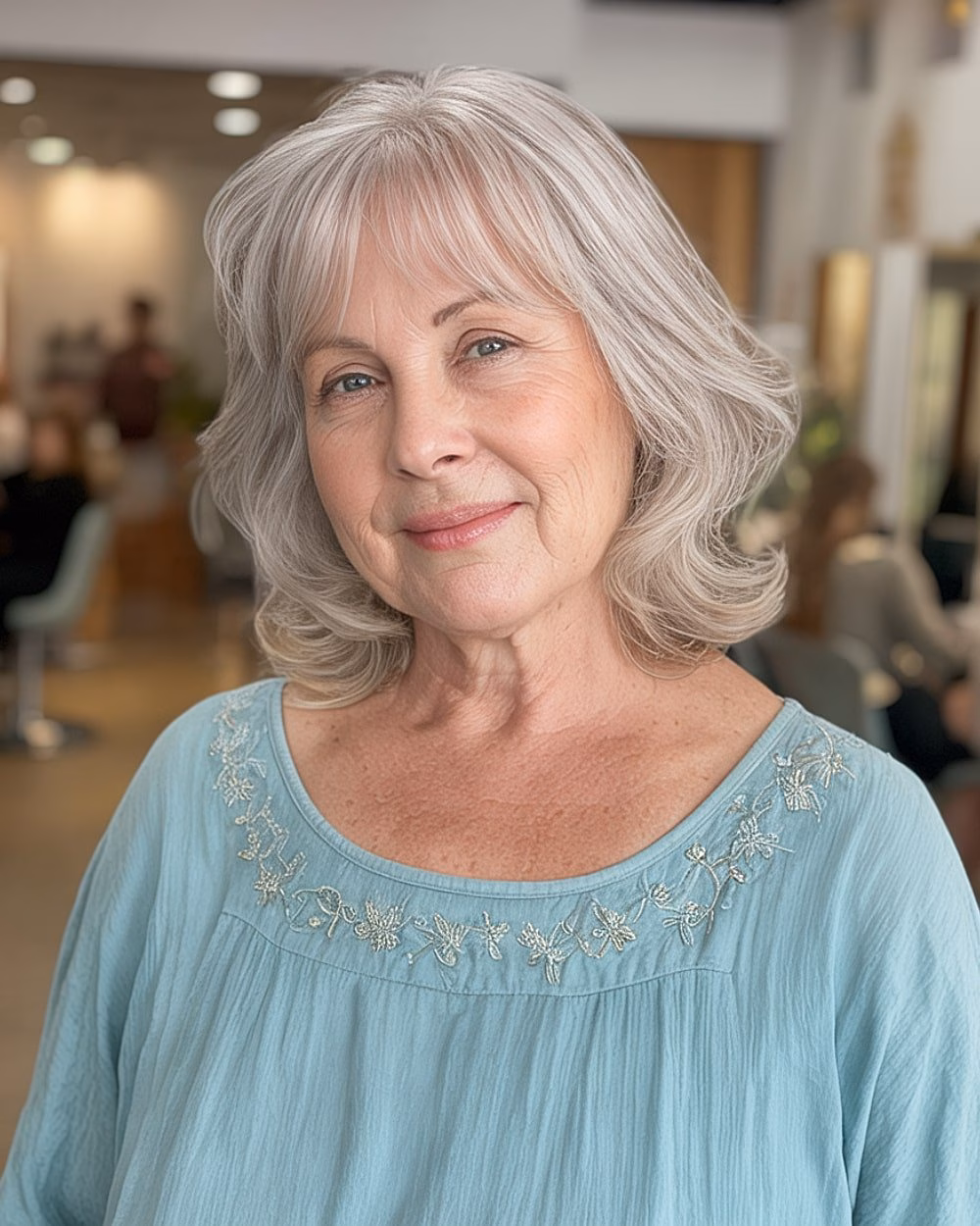 Cắt rèm tóc phù hợp với phụ nữ trên 70 tuổi: Bí quyết giúp trẻ trung và thanh lịch Medium silver hair with soft curtain bangs and feathered layers for added volume over 70