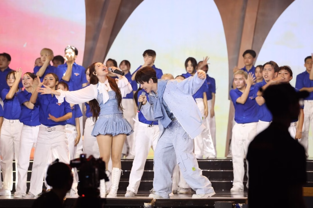 Chi Pu và Denis Đặng ‘phát điện’ trong chung kết Hoa khôi Sinh viên Việt Nam Với sự hỗ trợ của 120 dancer, sân khấu “Tuổi trẻ là mấy” trở thành một bản giao hưởng sống động của ánh sáng - âm nhạc - vũ đạo.