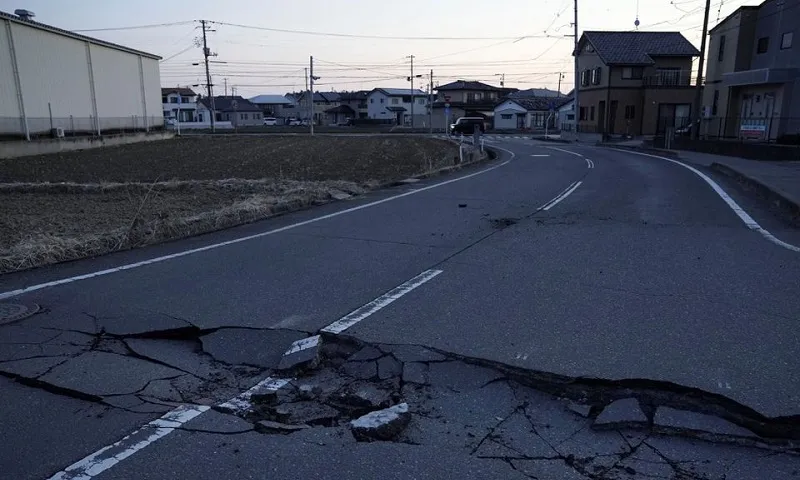 Con đường bị hư hại sau một trận động đất tại tỉnh Fukushima.