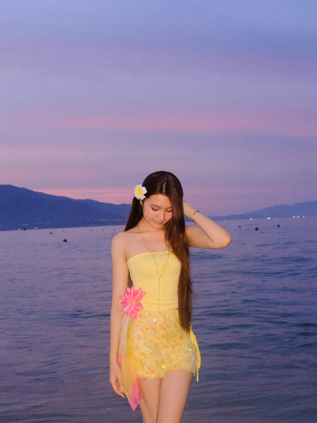 Con gái Quyền Linh đọ style đi biển, visual ‘mười phân vẹn mười’ khiến dân tình phát ‘nghiện’ Ngắm tủ đồ cuả 2 ái nữ nhà Quyền Linh: Cô chị là