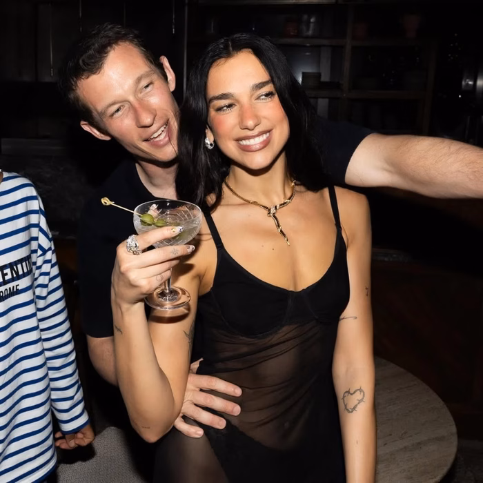 Dua Lipa sánh đôi bên bạn trai