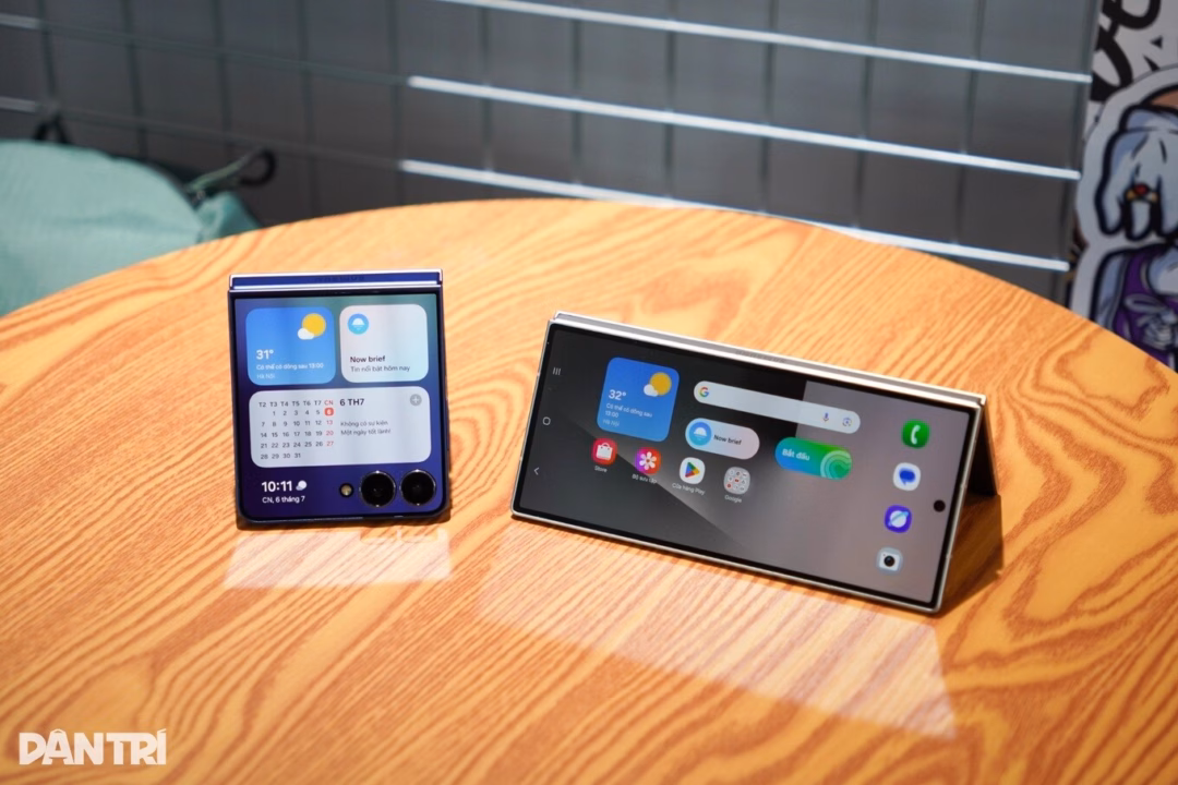 Galaxy Z Fold7 hút khách tại Việt Nam, đặt cọc tăng 70% Phần lớn người Việt chọn mua Galaxy Z Fold7 trong giai đoạn đầu mở bán (Ảnh: Thế Anh).
