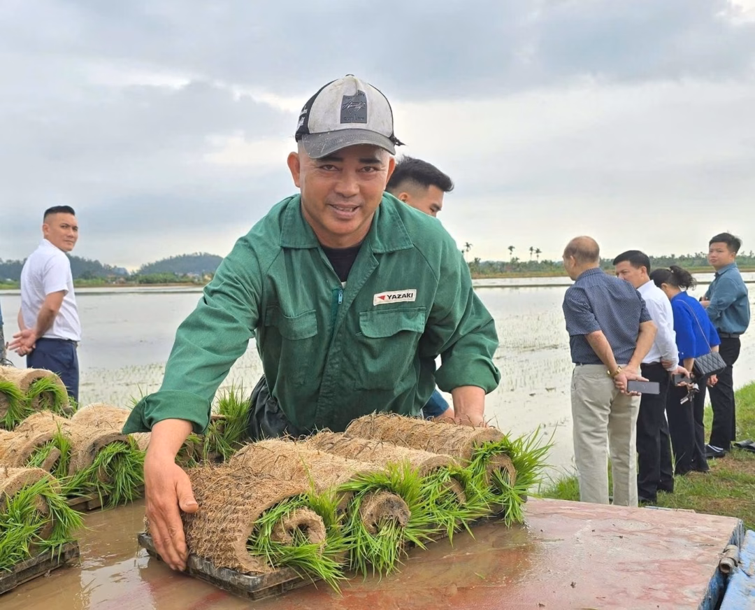 Hải Phòng: Nông dân tích tụ đất, đầu tư công nghệ hiện đại tăng năng suất Với chiếc máy cấy này, chỉ 2 người có thể nhanh chóng cấy xong cánh đồng lớn trong một buổi. Ảnh: