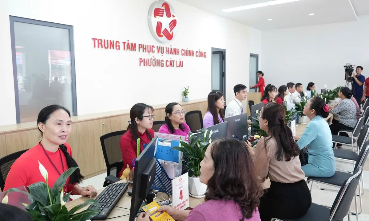 Người dân làm thủ tục hành chính tại Trung tâm phục vụ hành chính công phường Cát Lái Người dân làm thủ tục hành chính tại Trung tâm phục vụ hành chính công phường Cát Lái