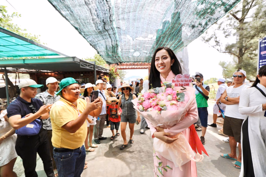 Hoa hậu Hà Trúc Linh khoe dáng gợi cảm với áo dài tại Đà Nẵng