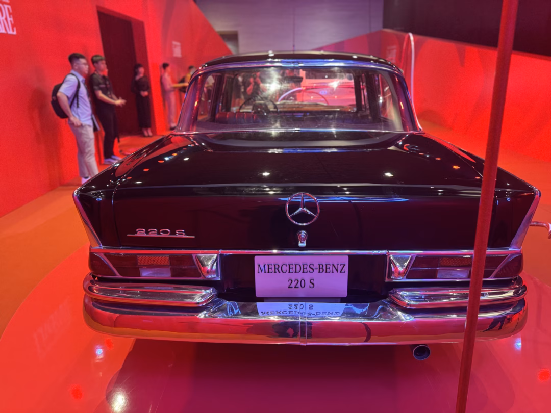 Mercedes-Benz 220 S tại triển lãm