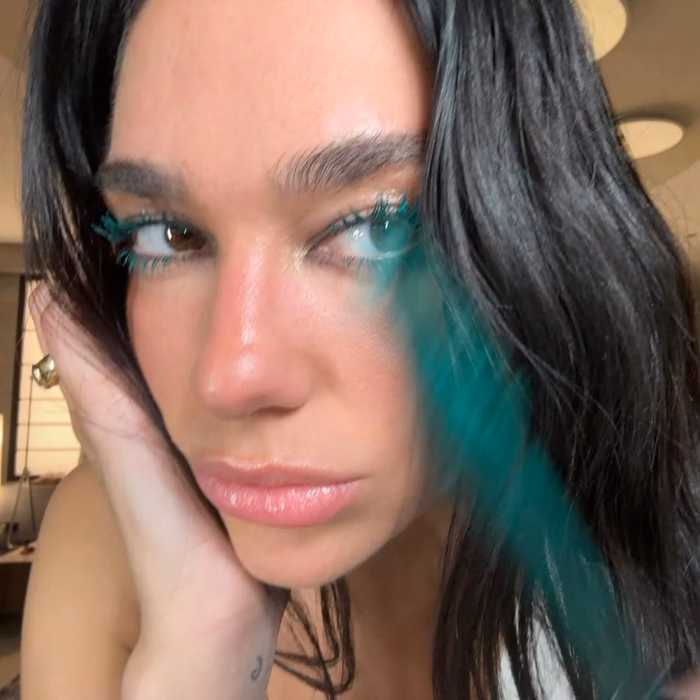 Dua Lipa với đôi hàng mi xanh lá nổi bật Dua Lipa với đôi hàng mi xanh lá nổi bật