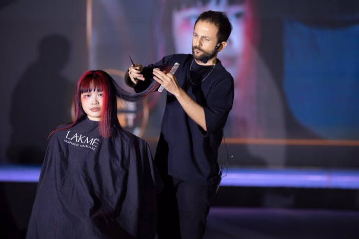 Chuyên gia Cosmo Simone trên sân khấu Lakmé Elite Hairshow2025 Chuyên gia Cosmo Simone trên sân khấu Lakmé Elite Hairshow2025