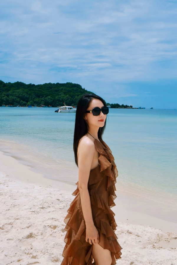 Mỹ nhân màn bạc Hồng Diễm ở tuổi U40 vẫn trẻ như gái đôi mươi Vừa bị lộ quay lại VFC đóng phim sau một năm, Hồng Diễm khoe nhan sắc đi biển gợi cảm, ngọt ngào- Ảnh 6.