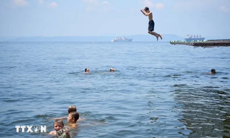 Người dân tắm biển tránh nóng tại Vladivostok, Nga Người dân tắm biển tránh nóng tại Vladivostok, Nga