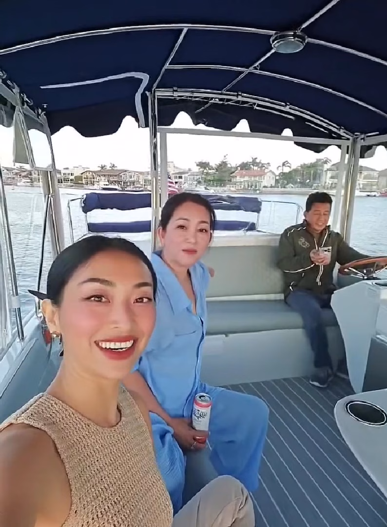 “Biệt thự 3 triệu đô của Hương Thủy – Không gian sống lý tưởng tại Mỹ” Phòng khách của biệt thự