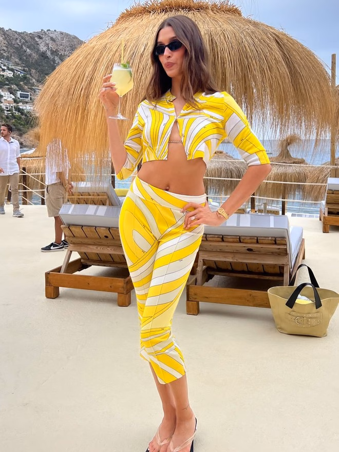 Quần capri trở thành hot trend mùa hè 2024: Cách phối đồ tinh tế để tỏa sáng Hailey Bieber vừa khoe ảnh đón mùa hè trên biển cùng bộ cánh màu vàng chanh sinh động, trong đó mẫu quần capri được mix cùng áo crop shirt.