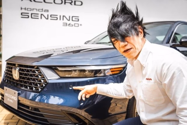 Ông Shotaro Odate với mái tóc đặc biệt