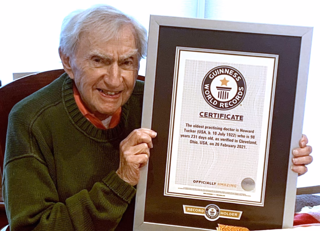 Bác sĩ Howard Tucker Cụ Howard Tucker được Kỷ lục Guinness Thế giới công nhận là vị bác sĩ hành nghề lâu nhất thế giới