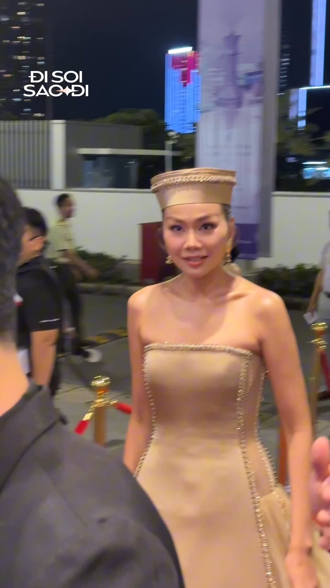 Bà Phạm Kim Dung tay trong tay với "gà cưng"