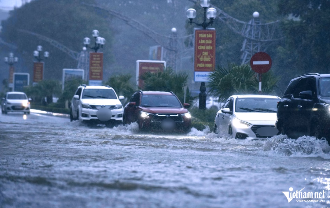 Mưa lớn kéo dài, nhiều nơi nước đã mấp mé vào nhà dân. Ảnh: CTV
