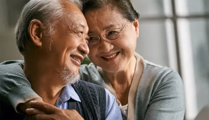 Bố tôi 83 tuổi bị lừa tình Bố tôi 83 tuổi bị lừa tình
