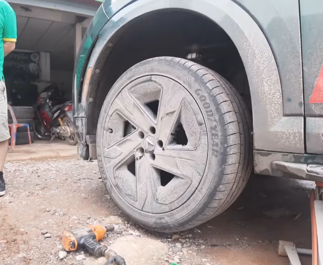 Một chiếc xe bị thủng lốp Một chiếc xe bị thủng lốp