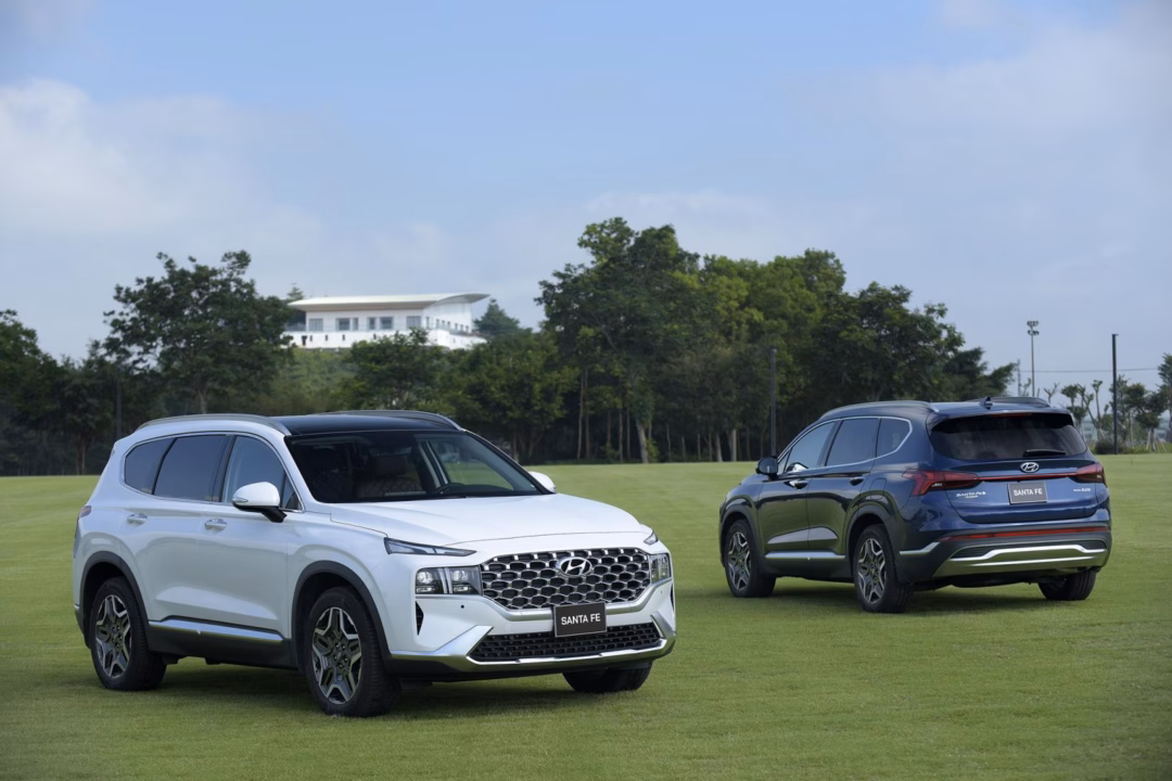 Kia Sorento và Ford Everest Kia Sorento và Ford Everest là những mẫu xe cùng phân khúc CUV/SUV7 chỗ với Hyundai Santa Fe