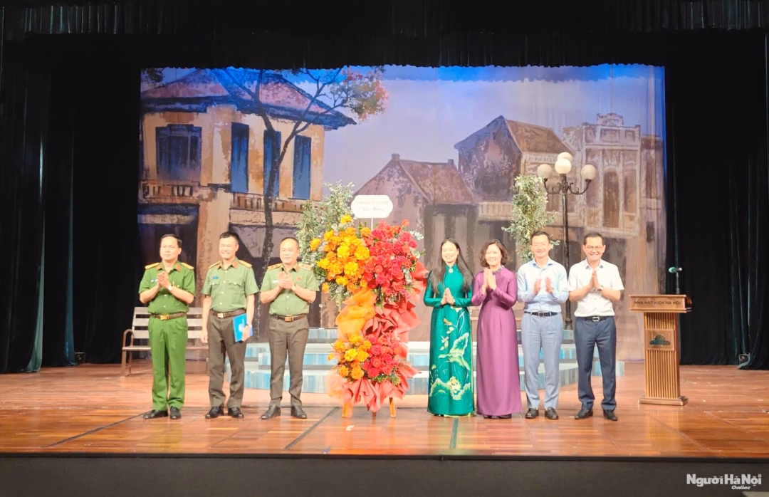 Vở kịch ‘Đối mặt’: Tưởng tượng tình yêu và tinh thần chiến sĩ Công an Các đại biểu và khán giả xem vở "Đối mặt" tại Rạp Công nhân - Hà Nội.