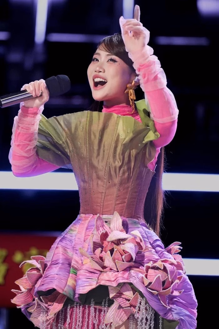 Trang phục của Phương Mỹ Chi lấy cảm hứng từ hình ảnh hoa sen. Trang phục của Phương Mỹ Chi lấy cảm hứng từ hình ảnh hoa sen.