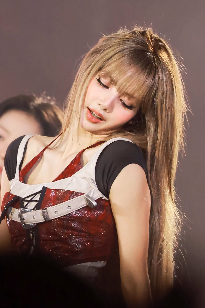 Lối trang điểm của Lisa Lối trang điểm nhấn nhá vào làn môi mọng, phấn hồng cam giúp Lisa tỏa sáng dưới mọi góc nhìn