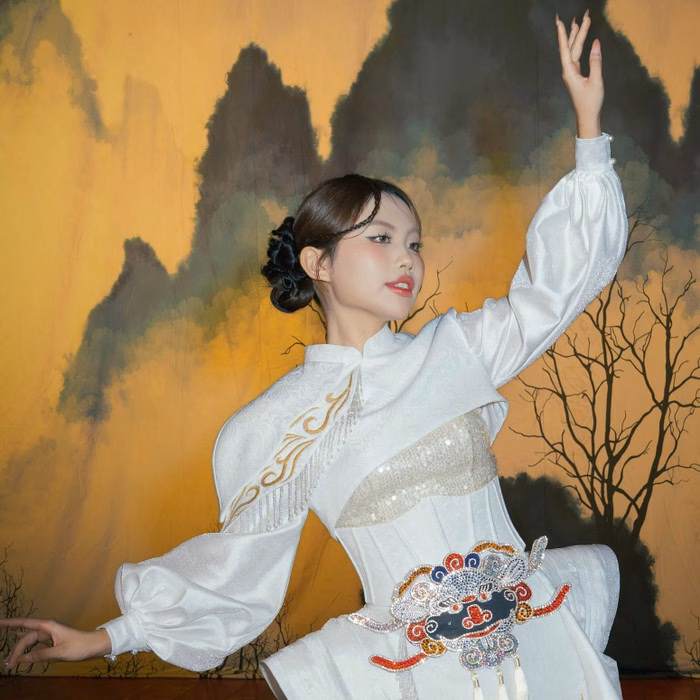 Sự thay đổi của Phương Mỹ Chi Phương Mỹ Chi từng gắn liền với hình ảnh 'cô bé dân ca'. Hiện tại, nữ ca sĩ đã chủ động khẳng định phong cách riêng: cá tính, hiện đại nhưng vẫn giữ được hồn Việt.