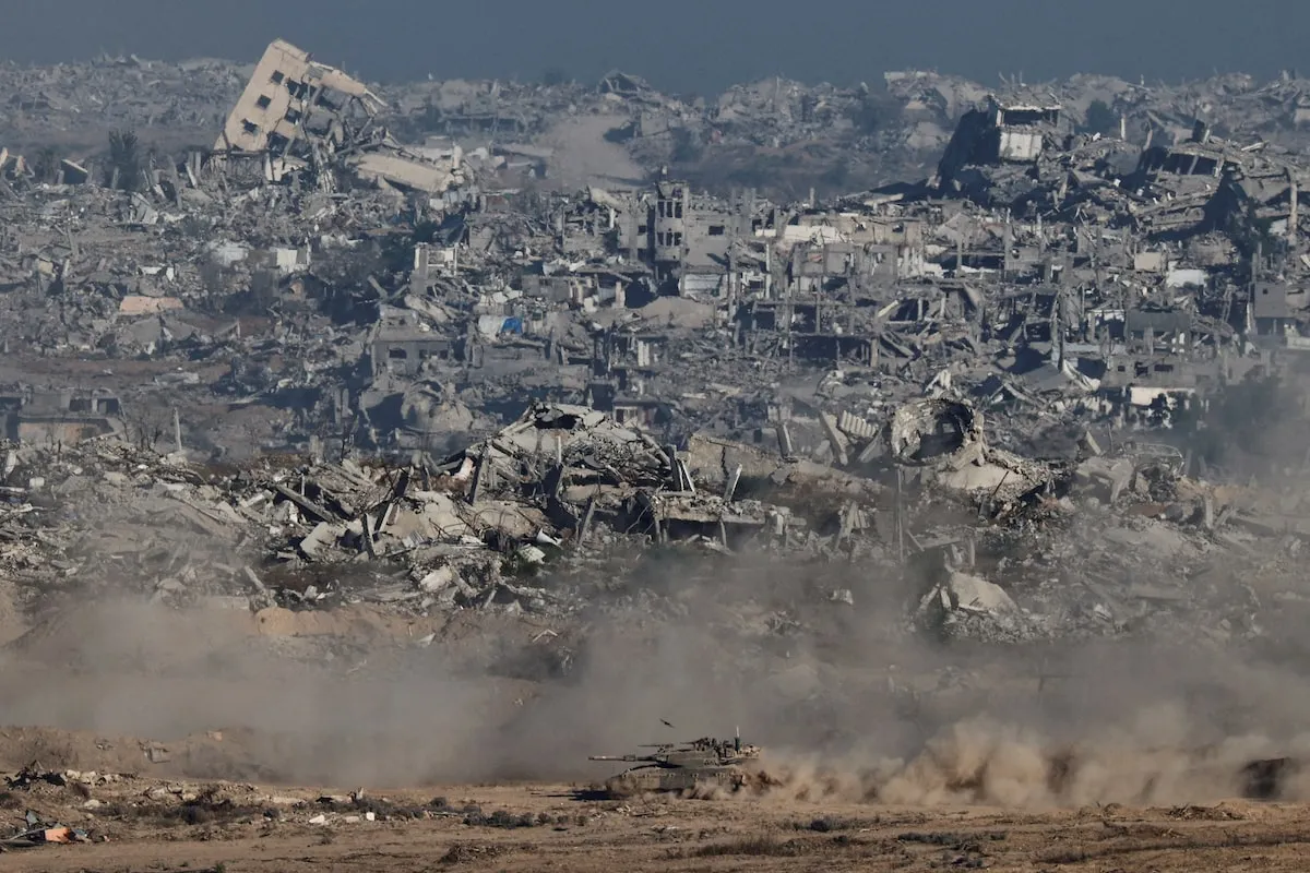 Xe tăng của Israel di chuyển giữa đống đổ nát hoang tàn vì chiến sự ở Gaza Xe tăng của Israel di chuyển giữa đống đổ nát hoang tàn vì chiến sự ở Gaza