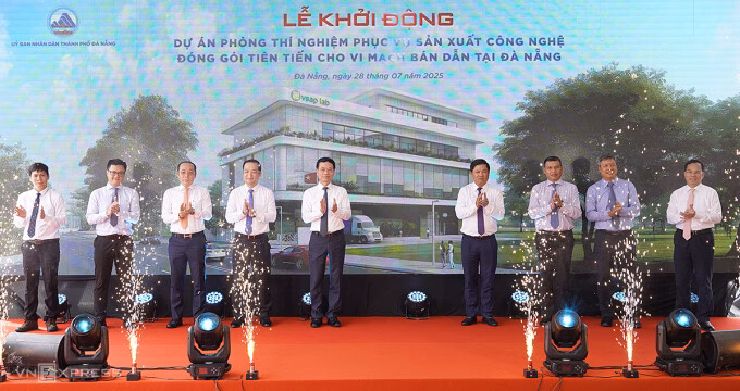 Đà Nẵng đầu tư 1.800 tỷ đồng phát triển công nghệ bán dẫn với dự án Fab-Lab Bộ trưởng Khoa học và Công nghệ Nguyễn Mạnh Hùng phát biểu tại lễ khởi động dự án Fab-Lab sáng 28/7 ở Đà Nẵng. Ảnh: Nguyễn Đông