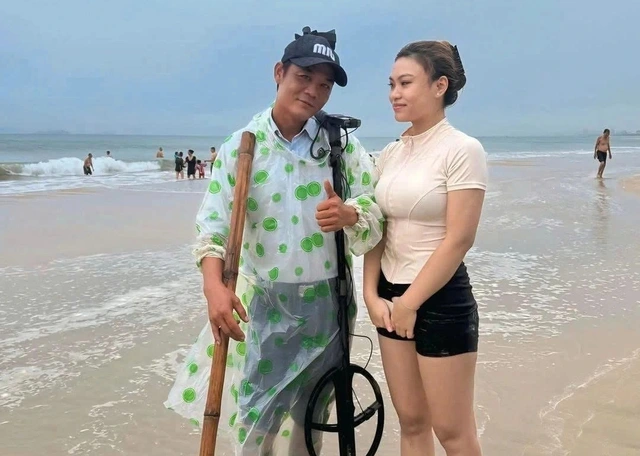 Cả nhân viên Ban quản lý và du khách đều xúc động sau khi dò tìm được điện thoại
