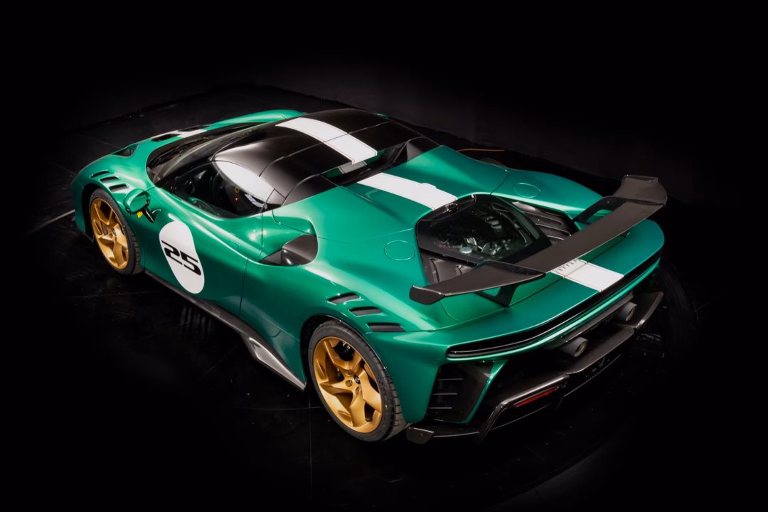Dựa vào màu sơn này, Ferrari đã ra mắt tùy chọn xanh Jewel Green, vốn thường đi kèm với các bộ tem đua đặc biệt nhằm tri ân cho di sản ấn tượng của ông David Piper.