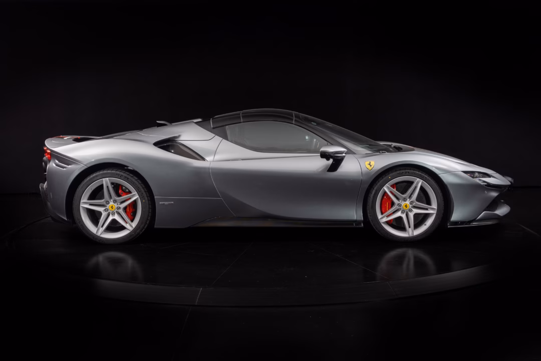 Màu sơn xám Grigio Competizione từng được sử dụng trên phiên bản ra mắt của siêu xe Ferrari 812 Competizione và được khá nhiều khách hàng ưu chuộng.