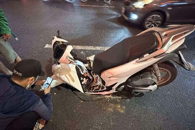 Hà Nội: Đường sụt lún vì ống cấp nước bị rò rỉ Hố sụt lún trên đường Trường Chinh (Hà Nội) tối 26.7. Ảnh: Thủy Đỗ