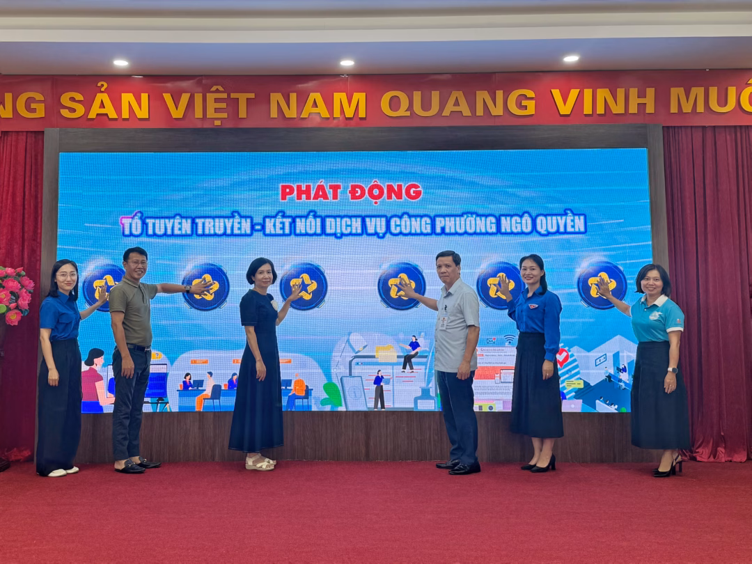 Hà Nội: Phường Ngô Quyền triển khai mô hình Tổ tuyên truyền hỗ trợ dịch vụ công
Lãnh đạo phường Ngô Quyền thực hiện nghi thức bấm nút phát động mô hình Tổ tuyên truyền - kết nối dịch vụ công .