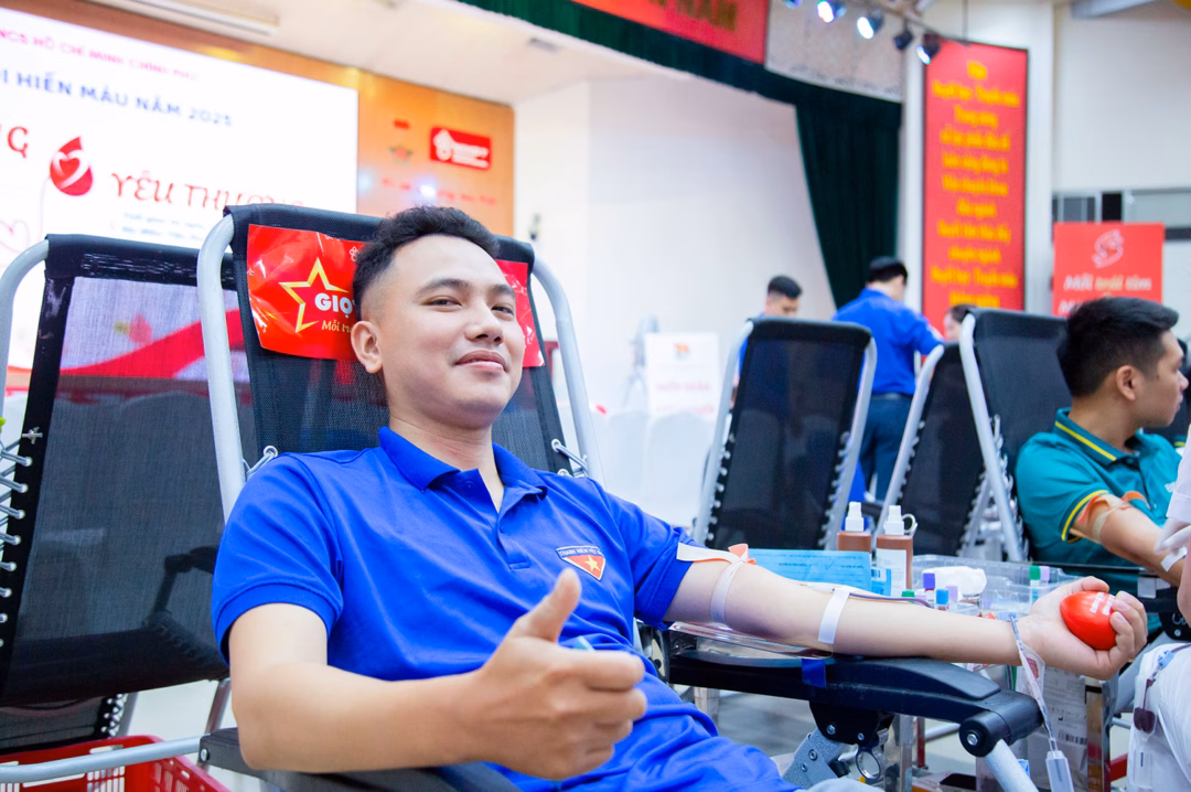 Anh Phạm Ngọc Hiền tham gia hiến máu tại chương trình.