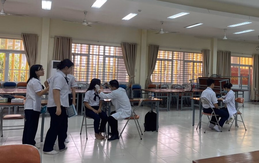 Học sinh được theo dõi sức khỏe qua hồ sơ điện tử Phụ huynh mong muốn có ứng dụng cung cấp đầy đủ thông tin sức khỏe của con từ nhỏ đến lớn.